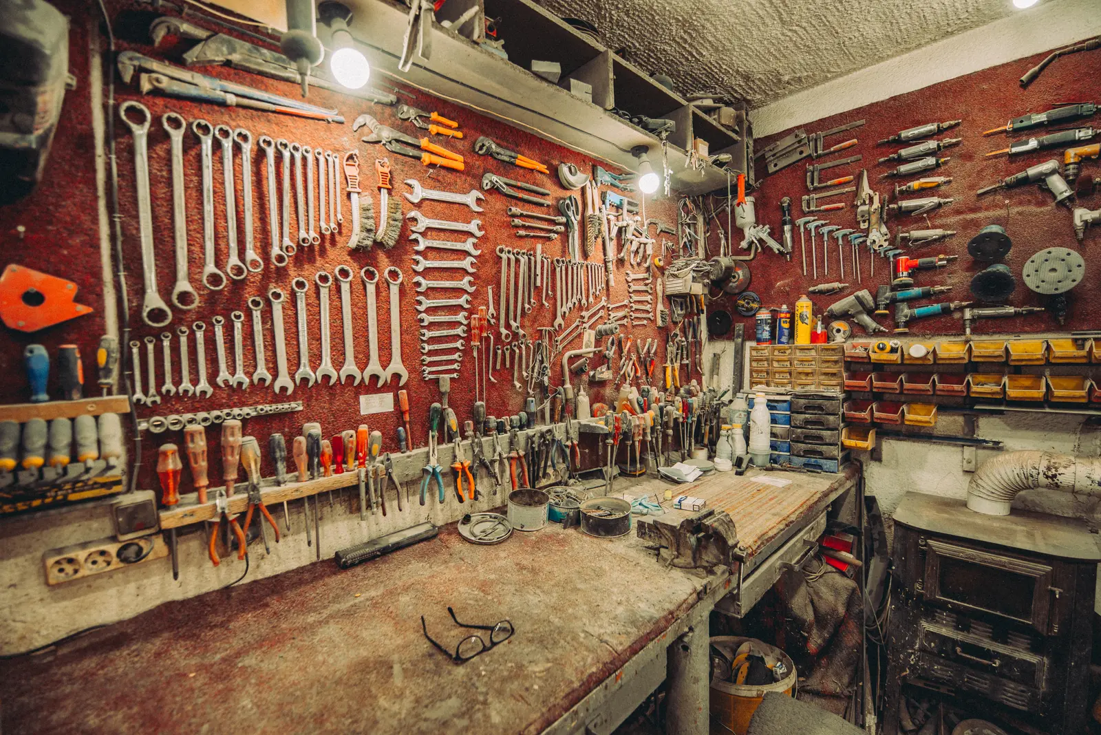 Un mur d'outils bien rangés dans un atelier